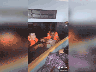 Clip: Giải cứu bé sơ sinh trong ngôi nhà ngập gần tới nóc, tiếng khóc xé lòng giữa mênh mông biển nước khiến nhiều người xót xa