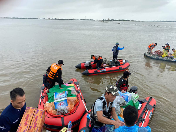 Biệt đội cano 0 đồng và những câu chuyện xúc động trên đường cứu trợ: 'Cả Quảng Bình trắng đêm giữa mưa lạnh, ước gì có thêm 100 chiếc cano'