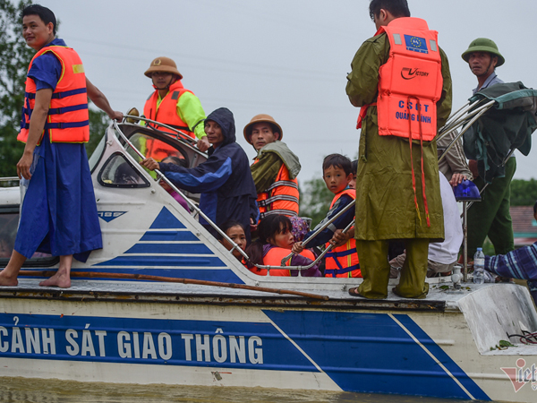 Ngủ trên ca nô, ăn lương khô giải cứu người trong lũ dữ