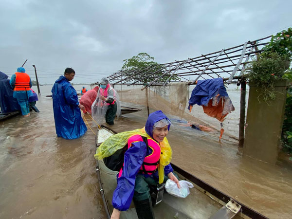 Mẹ Hồ Ngọc Hà 63 tuổi vẫn ngồi xuồng, lội nước đi cứu trợ từng nhà ở vùng ngập sâu Quảng Trị