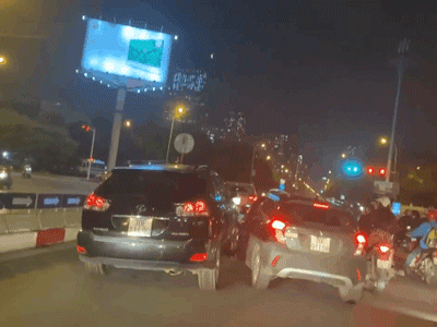 Video: Lexus cọ bánh 'điên cuồng' vào Fadil cà khịa, 2 xe rượt đuổi nhau náo loạn phố Hà Nội