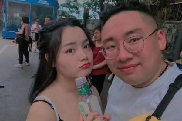 Mang mặt mộc đi gặp người yêu qua mạng, tưởng 'toang' ai ngờ giờ chuẩn bị kết hôn