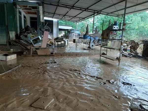 Nước lũ rút, dân Quảng Trị khổ sở vật lộn với bùn non