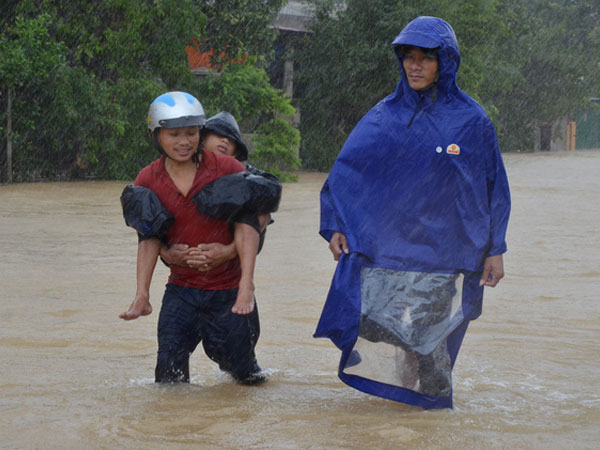 Dân Quảng Bình lùa trâu lên quốc lộ tránh lũ, cứu hộ chạy đua giải cứu bà cụ gãy chân tay kẹt trong nước