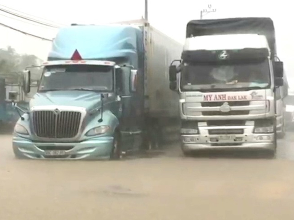 Video: Sau 24h 'chôn chân' trong nước ngập, đoàn xe trên QL1A qua thị xã Ba Đồn - Quảng Bình bắt đầu di chuyển được