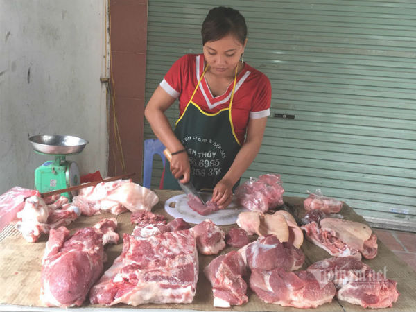 Thịt lợn ế ẩm cả năm, tiểu thương ngoài chợ đành phải giảm giá
