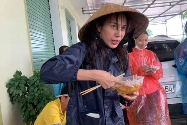 Hình ảnh Thủy Tiên mặt bơ phờ đứng ăn vội bữa lót dạ khi đi cứu trợ gây xôn xao