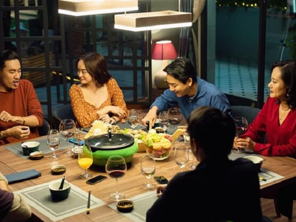 Review 'Tiệc trăng máu': Cuộc sống rối ren, đầy bí mật tội lỗi qua lăng kính của những người hiện đại
