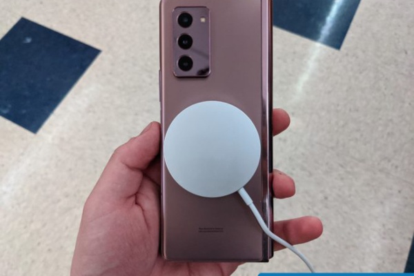 Sạc không dây MagSafe mới của Apple có thể hoạt động với cả Galaxy Z Fold 2 của Samsung