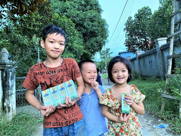 Vòng tay yêu thương của Vinamilk đến với những cặp lá chưa lành