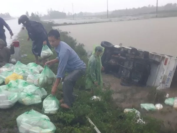 Xe ô tô chở cơm hộp của Hội phụ nữ trên đường đi tiếp tế bị lật