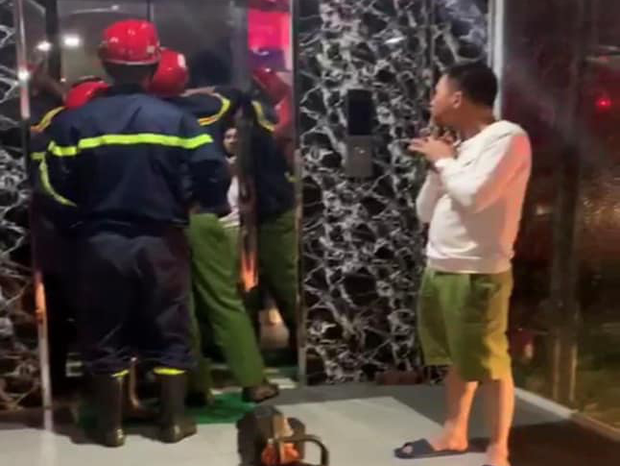 Hà Nội: 17 người hoảng loạn khi bị mắc kẹt trong thang máy, may mắn được giải cứu kịp thời