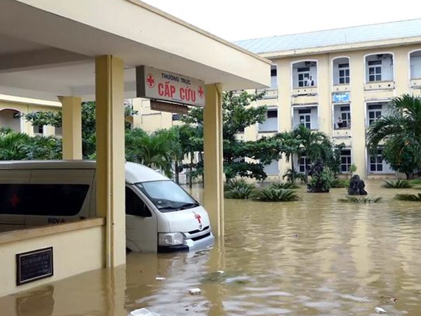 Hơn 300 người bị cô lập trong bệnh viện ngập sâu