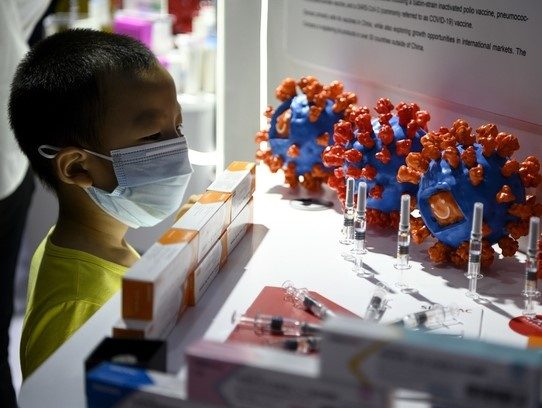 Thành phố Trung Quốc cấp vaccine Covid-19 thử nghiệm cho dân