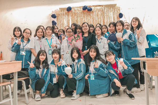 Lớp học gây bão ngày 20/10: Nam sinh đặt sẵn lên bàn các bạn nữ hộp giày hiệu, hóa ra bên trong lại chứa điều không thể ngờ