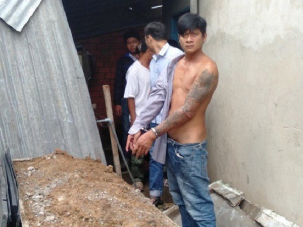Sau khi phê ma túy, nam thanh niên đập phá mộ cậu ruột