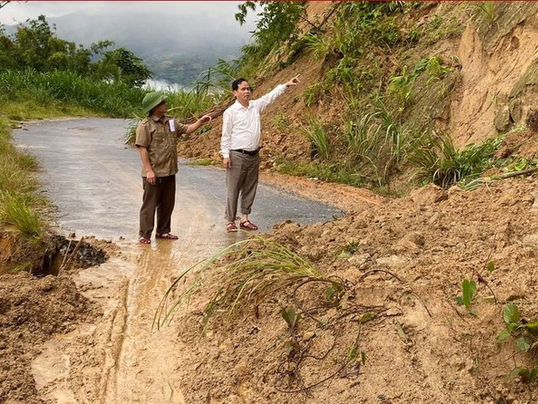 Nghệ An xuất hiện nhiều điểm sạt lở núi, khẩn cấp di dời dân