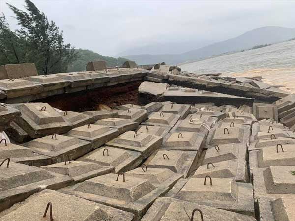 Kè biển ở Hà Tĩnh bị sạt lở, đứt gãy nghiêm trọng sau lũ