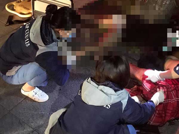 Xe máy lao vào gốc cây với tốc độ cao, văng xa 100 mét khiến 2 cô gái thương vong