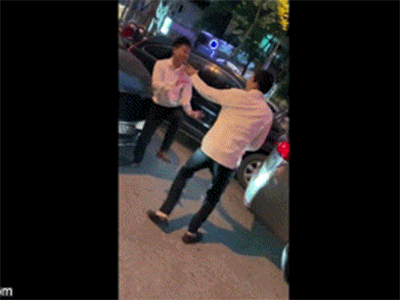 Clip: 2 nam tài xế lao xuống đường đuổi đánh nhau khiến cả phố Hà Nội rơi vào tình trạng ùn tắc