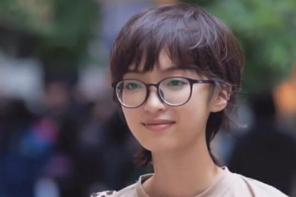 Tân sinh viên trường Báo lên đồ đi nhập học cool như dự Fashion Week, team qua đường muốn dìm cũng không có cửa