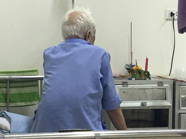 Cụ ông bật khóc, đĩa quýt và nén nhang đặt vội trong phòng bệnh khiến người chứng kiến 'nhói lồng ngực'
