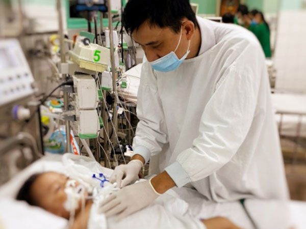 Tai nạn kinh hoàng: Bé trai 2 tuổi nguy kịch vì bị chó Alaska nhà nuôi ngoạm vào cổ, rách khí quản