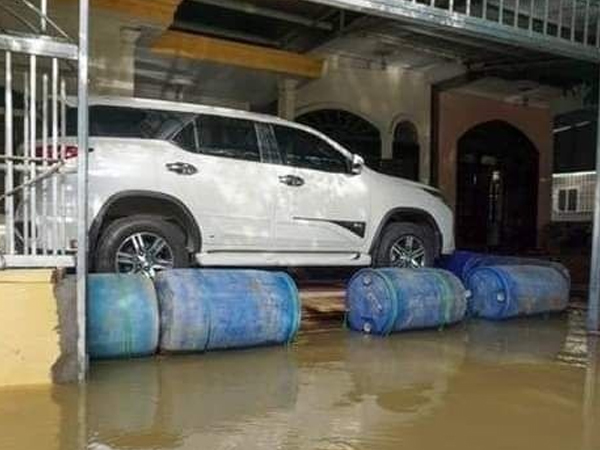 Những cách độc đáo phòng ngập lụt cho ô tô