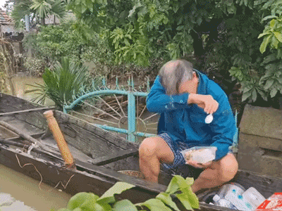 Xúc động hình ảnh cụ ông rưng rưng cầm hộp cơm cứu trợ rồi bật khóc nức nở giữa bốn bề nước lũ: Nỗi đau này ai thấu?