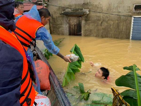 Quảng Bình: Huy động ngư dân đưa thuyền chở hàng cứu trợ, trích hơn 110 tỷ đồng giúp dân khắc phục hậu quả lũ lụt