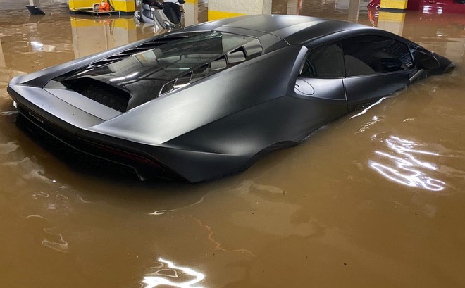 'Buốt ruột' Lamborghini 8 tỷ nhem nhuốc bùn đất, nước lũ tràn vào khoang lái