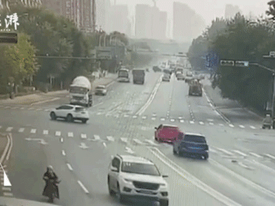 Đang rẽ trái thì có hành động khó hiểu, ô tô con gặp tai nạn kinh hoàng: Ai đi xe cũng cần lưu ý