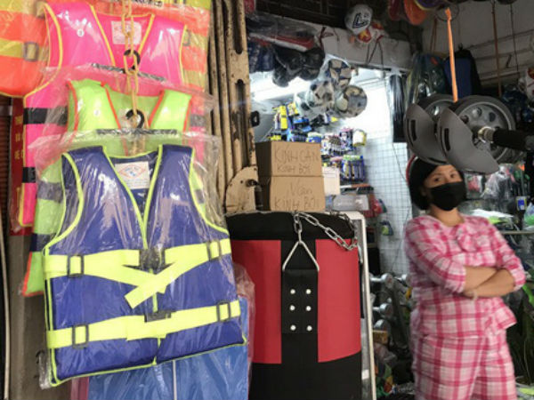 Hà Nội: Xử nghiêm cửa hàng găm, tăng giá áo phao cứu sinh