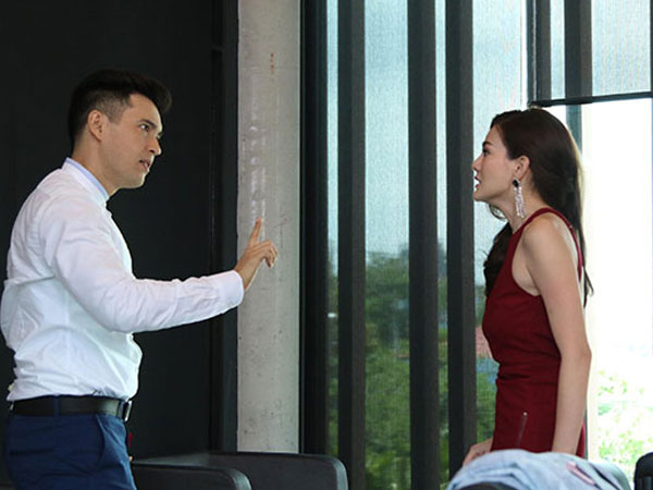 Chồng tăng ca về muộn còn tặng vợ một cành hoa sữa, song cô thản nhiên gọi điện thoại rồi đặt vào tay anh món đồ khiến anh phải quỵ lụy xin lỗi