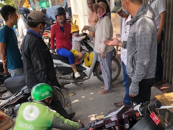 Bị cướp giật túi xách, người phụ nữ ngã xuống đường trọng thương