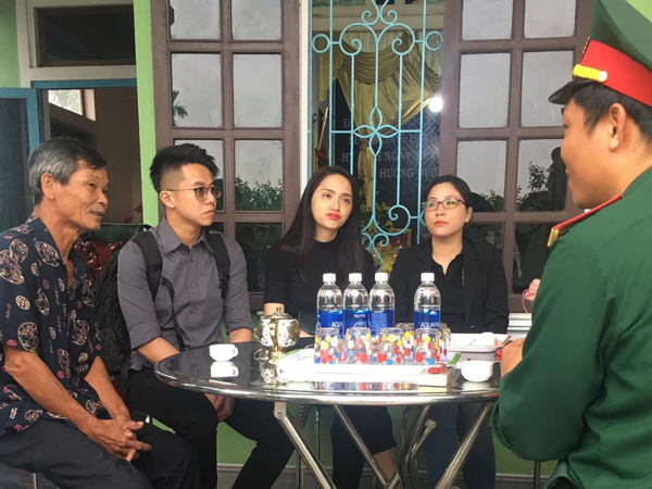Hương Giang và Matt Liu âm thầm đến lễ tang của chiến sĩ hy sinh trong vụ sạt lở thủy điện Rào Trăng 3