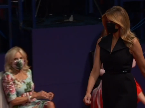 Tranh luận bầu cử Tổng thống Mỹ cuối cùng: Đệ nhất phu nhân Melania Trump khí chất ngời ngời, trong khi bà Jill Biden hoàn toàn khác biệt