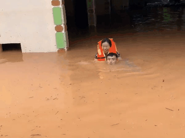 Người phụ nữ bật khóc khi được đưa ra khỏi căn nhà không điện không đồ ăn, 4-5 ngày nhịn đói ngâm mình trong nước, kêu cứu không ai nghe thấy