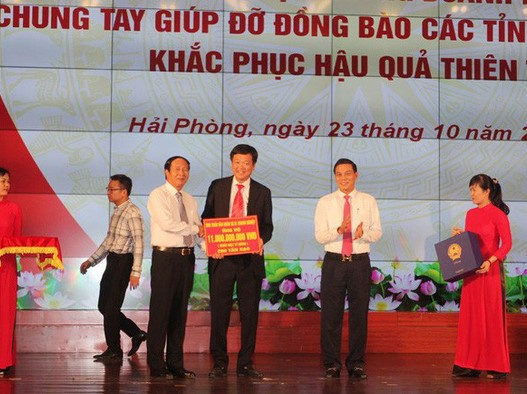 Chưa đầy 2 tiếng kêu gọi, các nhà hảo tâm ủng hộ miền Trung gần 90 tỉ đồng