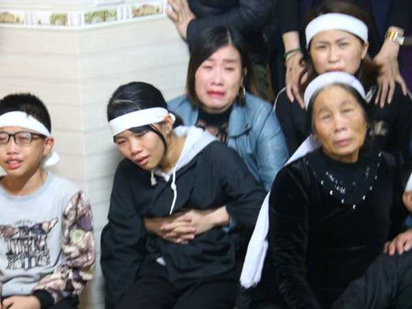 Người vợ liệt sỹ 15 ngày đeo 3 khăn tang ngã quỵ ngày đón chồng về