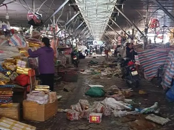 Tiểu thương Hà Tĩnh bật khóc khi hàng chục tấn hàng vùi trong bùn đất