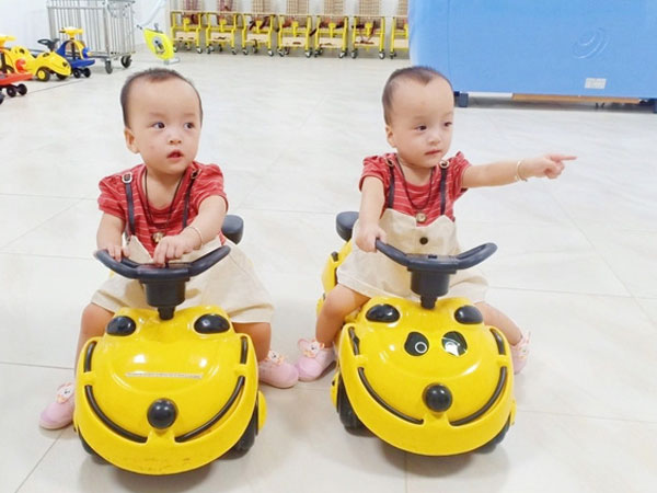 Trúc Nhi - Diệu Nhi trở lại bệnh viện tái khám sau 15 ngày được về nhà, thích thú chơi đua xe cùng bác sĩ