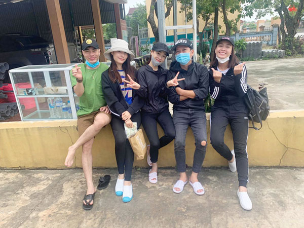 Vợ chồng Trường Giang - Nhã Phương cùng Diễm My 9X, Ái Phương và Lê Dương Bảo Lâm có mặt ở miền Trung để cứu trợ bà con