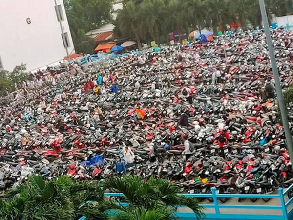 Nghẹt thở cảnh xe máy la liệt ở bãi giữ xe trường đại học: Sinh viên đi học sớm 30 phút nhưng mất cả tiếng để vào được trường