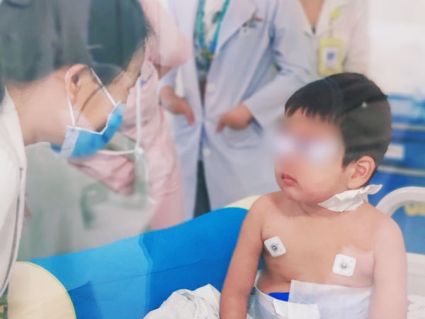 Bé trai 4 tuổi mắc hội chứng 'máu ăn máu', xuất huyết phổi nguy kịch