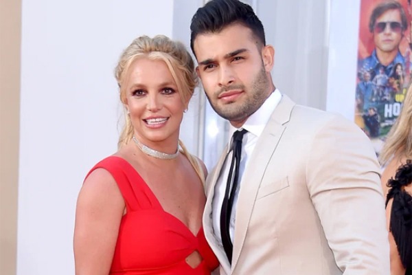 Britney Spears bị cấm kết hôn, sinh con