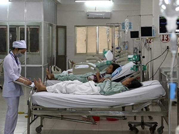 'Nữ quái' đánh nhân viên bệnh viện rồi… cắn tay cán bộ công an