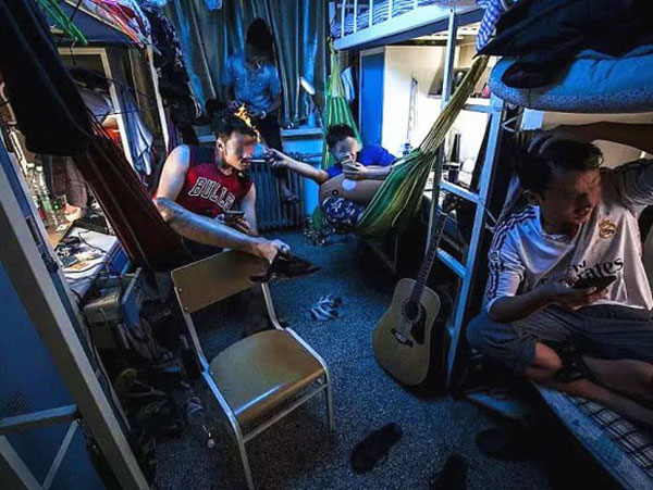 Khám phá cuộc sống ẩm mốc, tối tăm trong căn phòng ký túc xá giá rẻ chỉ 1,7 triệu/tháng