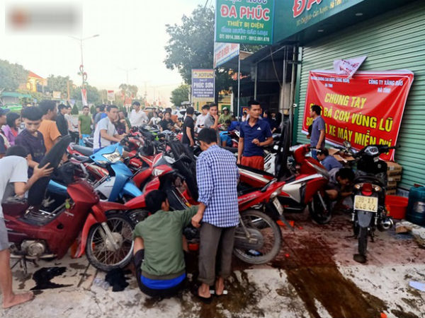 Tình người nơi lũ dữ đi qua: Hàng ngàn xe máy hỏng vì chìm trong biển nước, nhóm thợ tình nguyện sửa miễn phí cho bà con