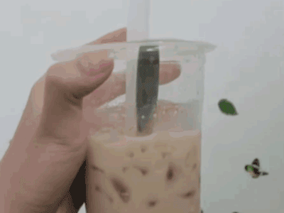 Tá hoả phát hiện vật thể lạ trong ly trà sữa vừa mua, thanh niên khiến dân mạng xem xong cũng 'cười không nhặt được mồm'
